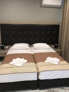 テッサロニキにあるホテル レックスのホテルルーム内のベッド2台(タオル付)