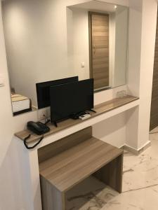 een televisie op een bureau in een kamer bij Hotel Rex in Thessaloniki