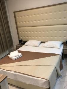 テッサロニキにあるホテル レックスのベッド1台(上に白い枕2つ付)