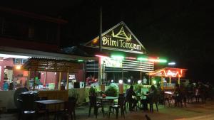 a restaurant with tables and chairs at night at The b'Hotel in Kajang