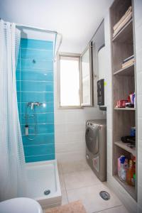 a bathroom with a shower with a blue wall at Altos del Mediterraneo La Zenia in Los Dolses