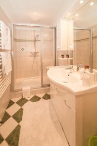 La salle de bains est pourvue d'une baignoire, d'un lavabo et d'une douche. dans l'établissement Haus Jäger, à Filzmoos