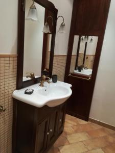 un baño con lavabo y dos espejos en Ciràsa, en Ragusa