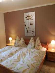 1 cama en un dormitorio con 2 lámparas y una pintura en la pared en Apartment Knablhof, en Sankt Martin am Tennengebirge