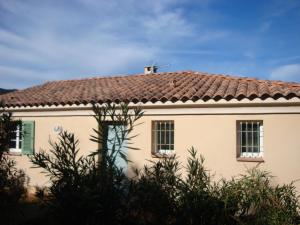 ein weißes Haus mit rotem Dach in der Unterkunft appartement acqua dolce in Saint-Florent