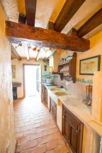 cocina grande con techos de madera y suelo de baldosa. en El Mirador de Messía de Leiva, en Segura de la Sierra