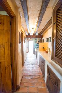 un pasillo que conduce a una cocina con techos de madera en El Mirador de Messía de Leiva, en Segura de la Sierra