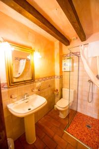 een badkamer met een wastafel en een toilet bij El Mirador de Messía de Leiva in Segura de la Sierra