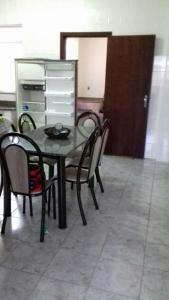 皮烏馬的住宿－Apartamento em Piúma-ES，一间带桌椅的用餐室
