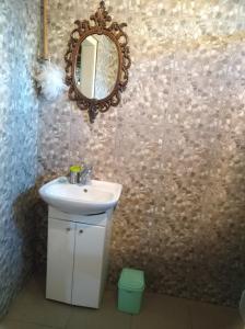 DubrynychiにあるBed&Bike Dobra Nućのバスルーム(洗面台、壁掛け鏡付)