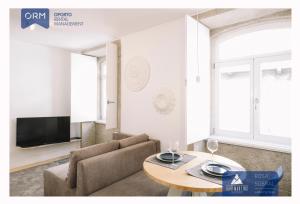 sala de estar con sofá y mesa en ORM - Almada Apartments, en Oporto