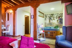 a living room with a couch and a tub at Hostal Restaurante Rijujama in Matillas