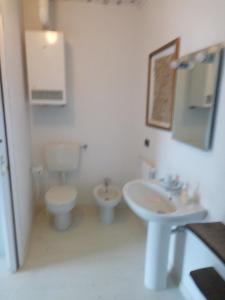a bathroom with a toilet and a sink at La Meridiana, monolocale in cascina ristrutturata in Boves