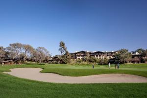 un campo de golf con gente jugando en el green en The Lodge at Torrey Pines, en San Diego