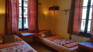 Ліжко або ліжка в номері Hostel Merlin