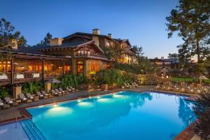 uma grande piscina em frente a uma casa em The Lodge at Torrey Pines em San Diego