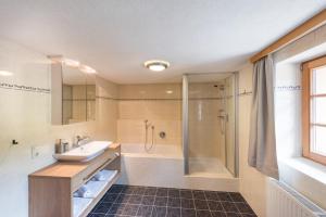 Koupelna v ubytování Pepi's Landhaus + 23 fotografií