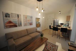 ein Wohnzimmer mit einem Sofa und einer Küche in der Unterkunft Berger's Apartment in Eilat