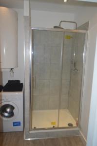 een douche in een badkamer met een wasmachine bij La moliere de l opéra - Vieux Port in Marseille +36 foto's