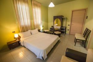 Un pat sau paturi într-o cameră la Luani A Hotel