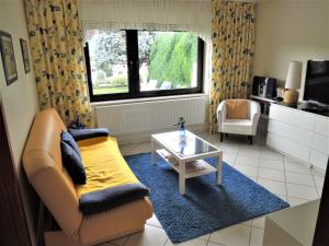 Una sala de estar con un sofá y una mesa de café. en Haus Traumblick, en Bad Neuenahr-Ahrweiler