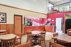 Posezení v ubytování Super 8 by Wyndham Rogers Minnesota