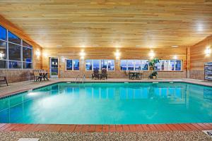 uma grande piscina com tecto de madeira em Super 8 by Wyndham Rogers Minnesota em Rogers