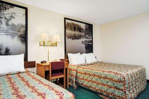 Postel nebo postele na pokoji v ubytování Super 8 by Wyndham Rogers Minnesota