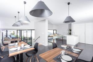 Praia de Santos, Exclusive Villa, Açores في بونتا ديلغادا: مطبخ وغرفة طعام مع طاولة وكراسي