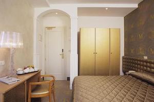 Postel nebo postele na pokoji v ubytování M Glamour Hotel