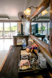 TV a/nebo společenská místnost v ubytování Aonang Sunset Hotel - SHA Extra Plus