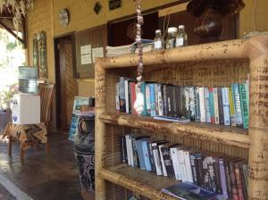 吉利阿尔Tangga Bungalows Gili Air的房间里摆满书籍的书架