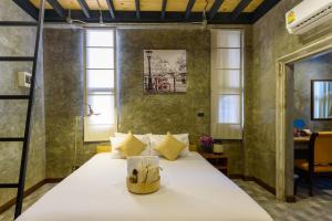 Säng eller sängar i ett rum på The Wishes Hotel at Chiangmai