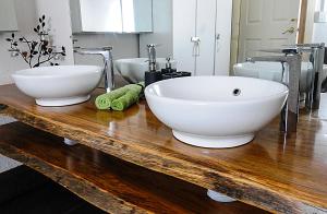 un baño con 2 cuencos blancos en una encimera de madera en Nannup Bush Retreat, en Nannup