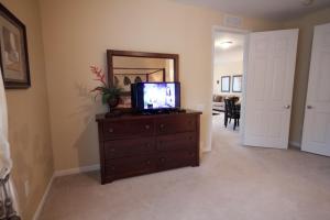 een woonkamer met een tv op een dressoir bij Cayview House #231539 in Orlando