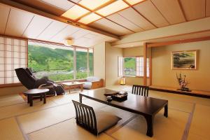 - un salon avec une table et des chaises dans l'établissement Kansyokan, à Mogami