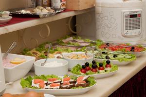 ein Buffet mit vielen Speisen auf dem Tisch in der Unterkunft Chekhov hotel by Original Hotels in Jekaterinburg