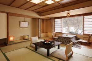 MogamiKansyokan的带桌椅的客厅