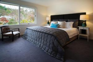 A bed or beds in a room at Daylesford Lake Villa 2