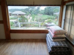 una ventana en una habitación con un sofá delante en Namuae Moon en Gyeongju