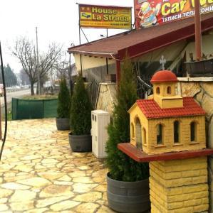 ein Spielzeughaus vor einem Laden in der Unterkunft House La Strada in Negotino