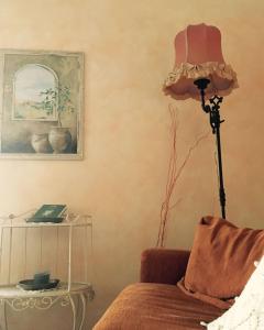 een vloerlamp in een woonkamer met een bank bij B&B Il Filo Di Arianna in Imperia