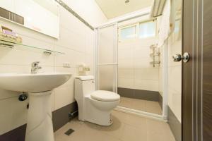 een badkamer met toilet en wastafel bij Childlike B&B in Wujie