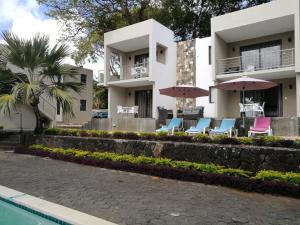 בריכת השחייה שנמצאת ב-Valmarin Seafront Apartments או באזור