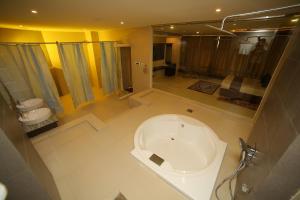 Koupelna v ubytování Vavas Inn & Suites + 37 fotografií