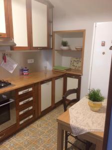 una cucina con mobili in legno e un piano di lavoro di Gli dei e le Rose ad Agerola