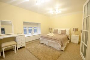 Tempat tidur dalam kamar di Rural Coastal Self-Catering Accommodation for 8, Near Sandringham Estate, Norfolk