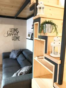 ein Zimmer mit Couch in einem winzigen Haus in der Unterkunft Terrace99 in Rom