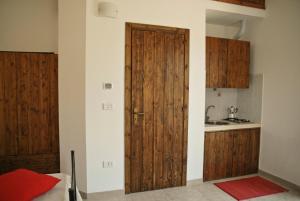 a kitchen with a wooden door in a room at Masseria Valente in Ostuni