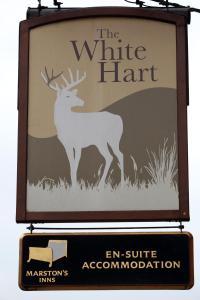 una señal para la asociación de sombreros blancos en White Hart, Andover by Marston's Inns, en Andover